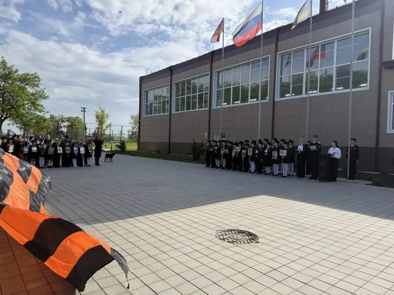 🇷🇺 В МАОУ СОШ №15 прошла торжественная линейка, посвященная 9 мая!  В честь праздника Дня Победы наш