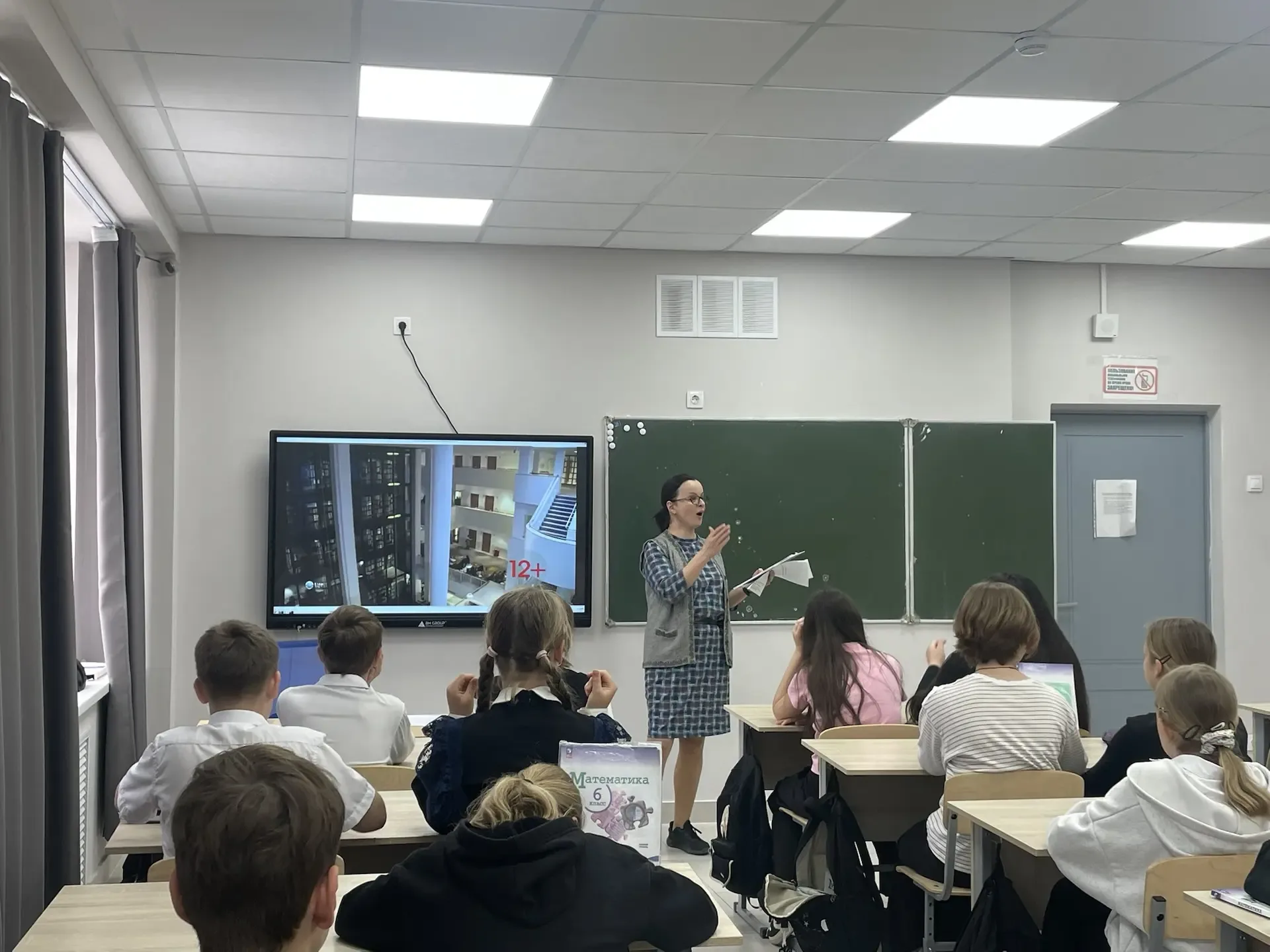 📚 "Путь к созданию читательской семьи" В МАОУ СОШ № 15 прошла встреча с сотрудником сельской библиот