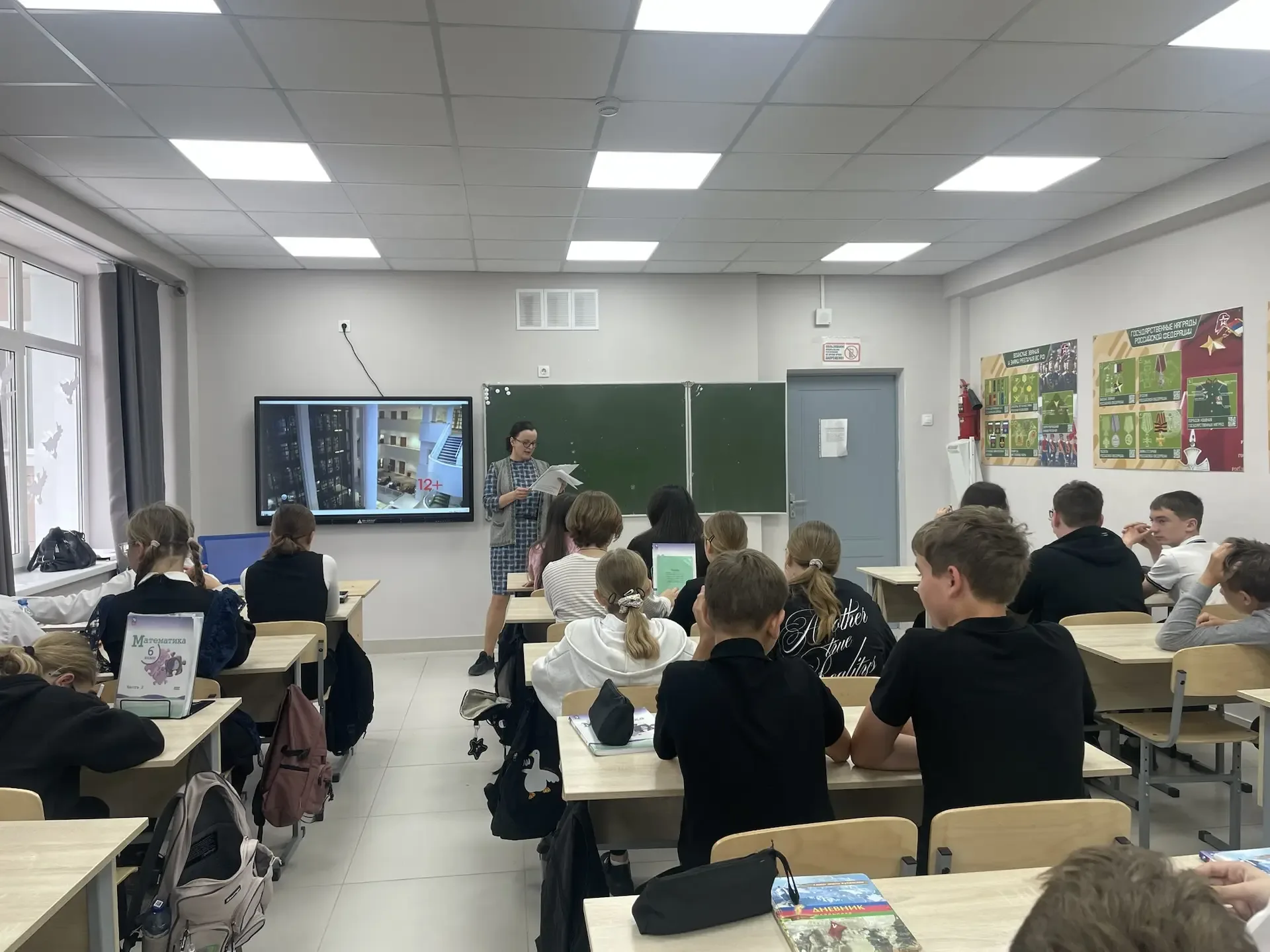 📚 "Путь к созданию читательской семьи" В МАОУ СОШ № 15 прошла встреча с сотрудником сельской библиот