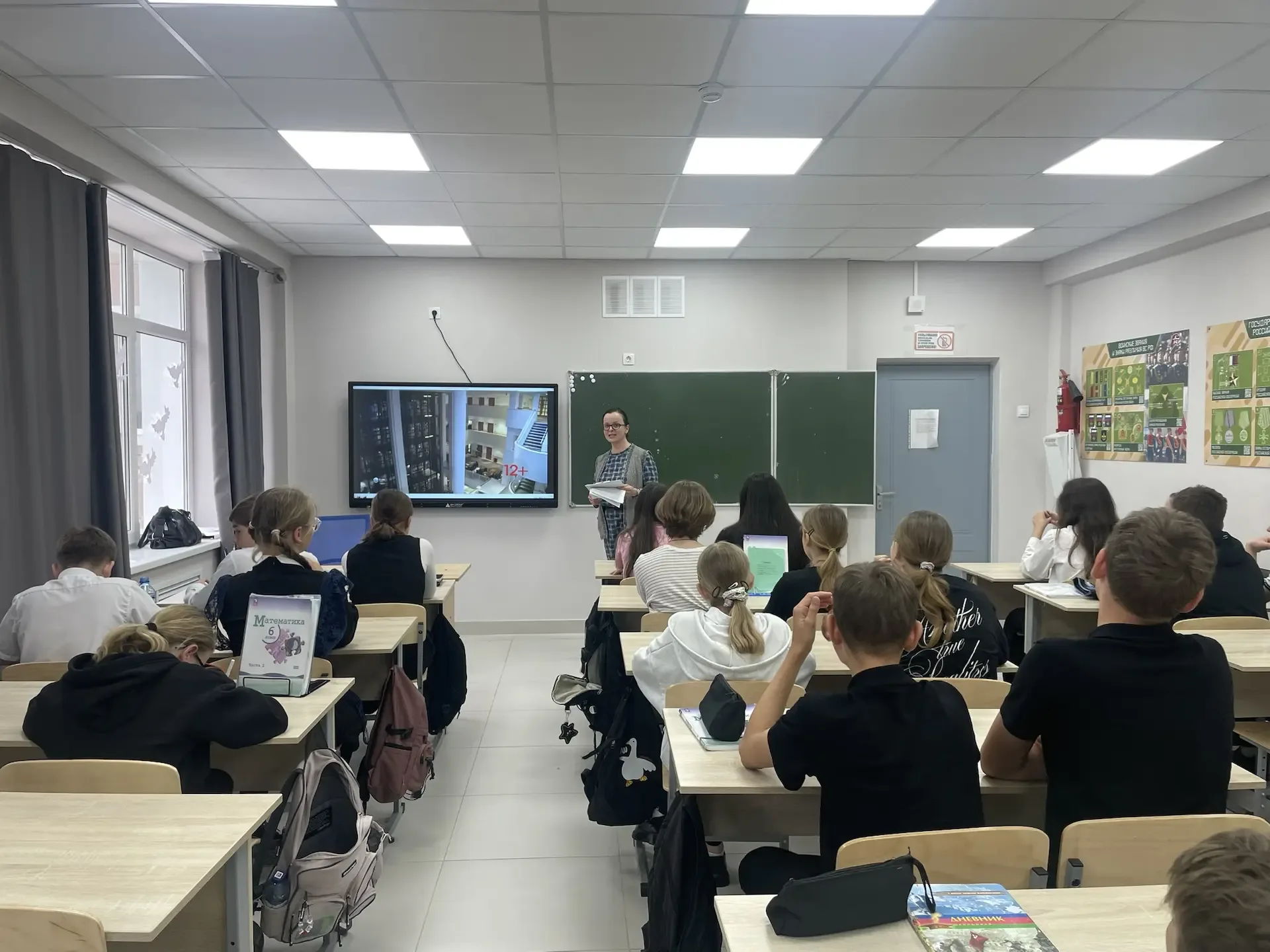 📚 "Путь к созданию читательской семьи" В МАОУ СОШ № 15 прошла встреча с сотрудником сельской библиот