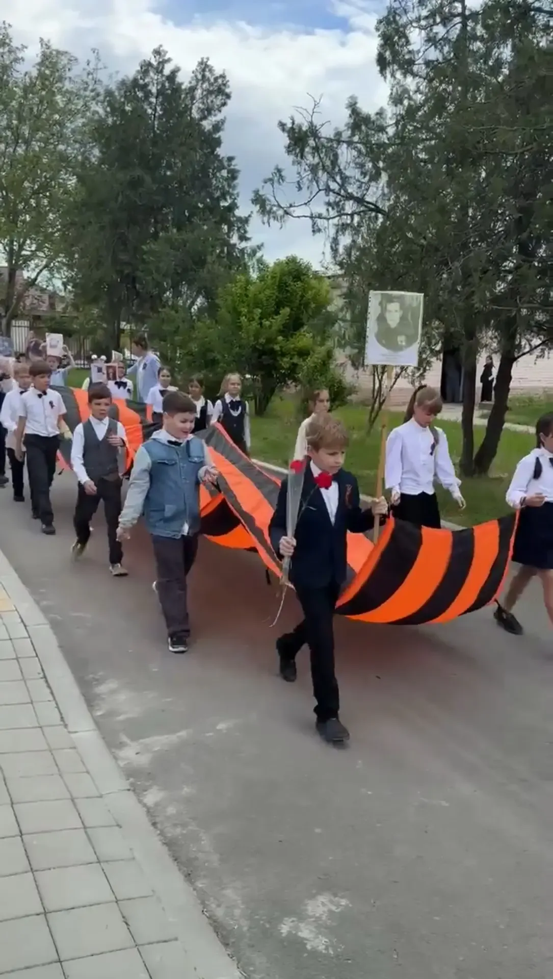 🇷🇺 В МАОУ СОШ №15 прошел конкурс Смотра строя и песни!  Сегодня наша школа превратилась в плац мужес