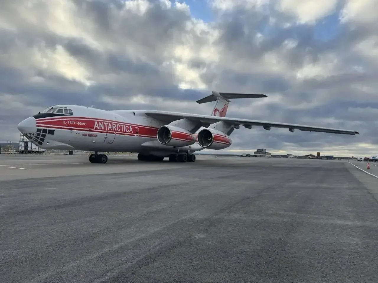 ✈️ Редкий гость в аэропорту Иркутска: легендарный Ил-76 «ANTARCTICA».  Этот мощный транспортный само