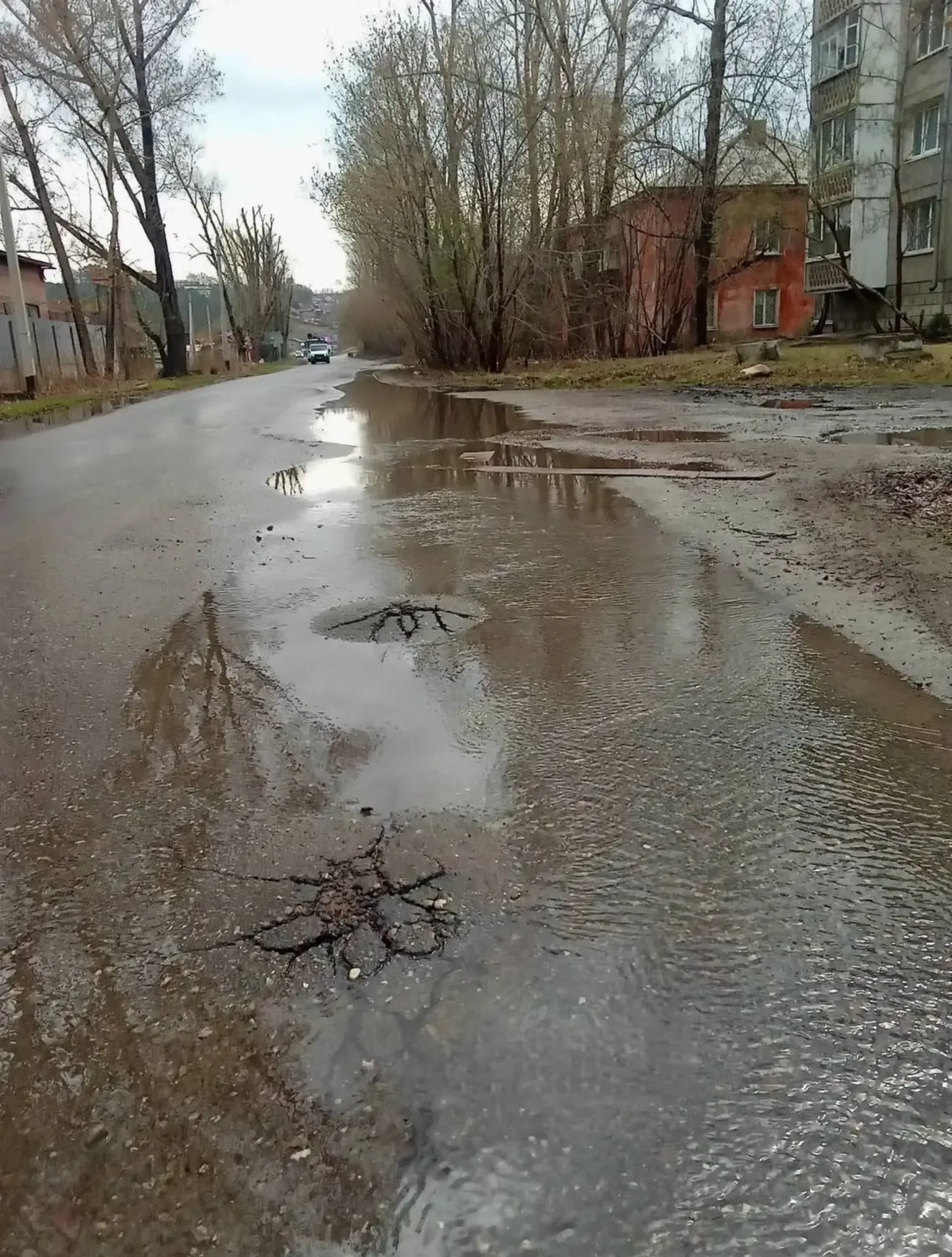😠На Воронежской прорвало водопровод, вода подмывает фундамент  Коммунальщики пока бессильны. Порыв с