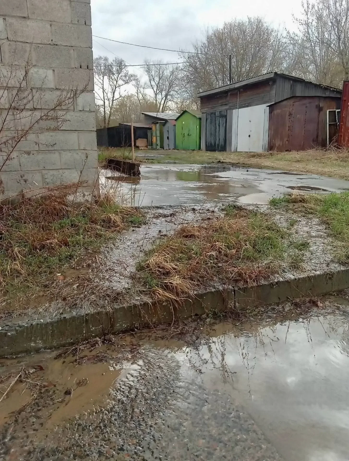 😠На Воронежской прорвало водопровод, вода подмывает фундамент  Коммунальщики пока бессильны. Порыв с