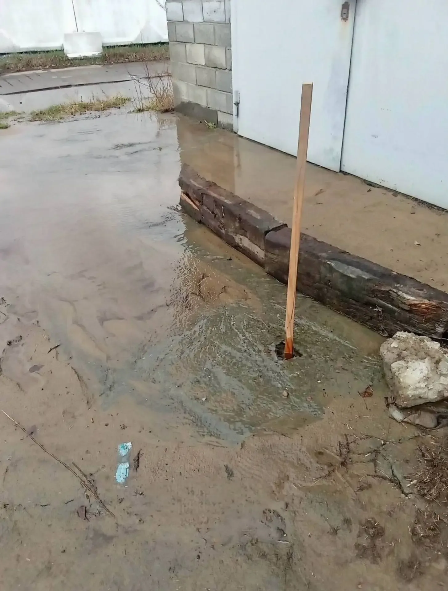 😠На Воронежской прорвало водопровод, вода подмывает фундамент  Коммунальщики пока бессильны. Порыв с