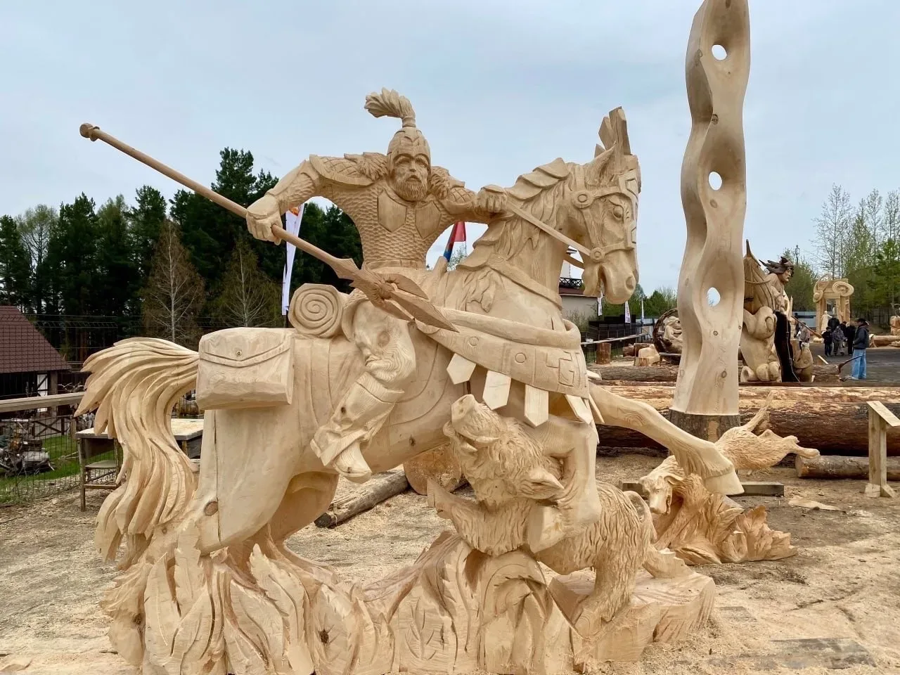 🌳 «Лукоморье» обросло сказкой: в парке новые скульптуры из ангарской сосны.  Мастера из России, Кита
