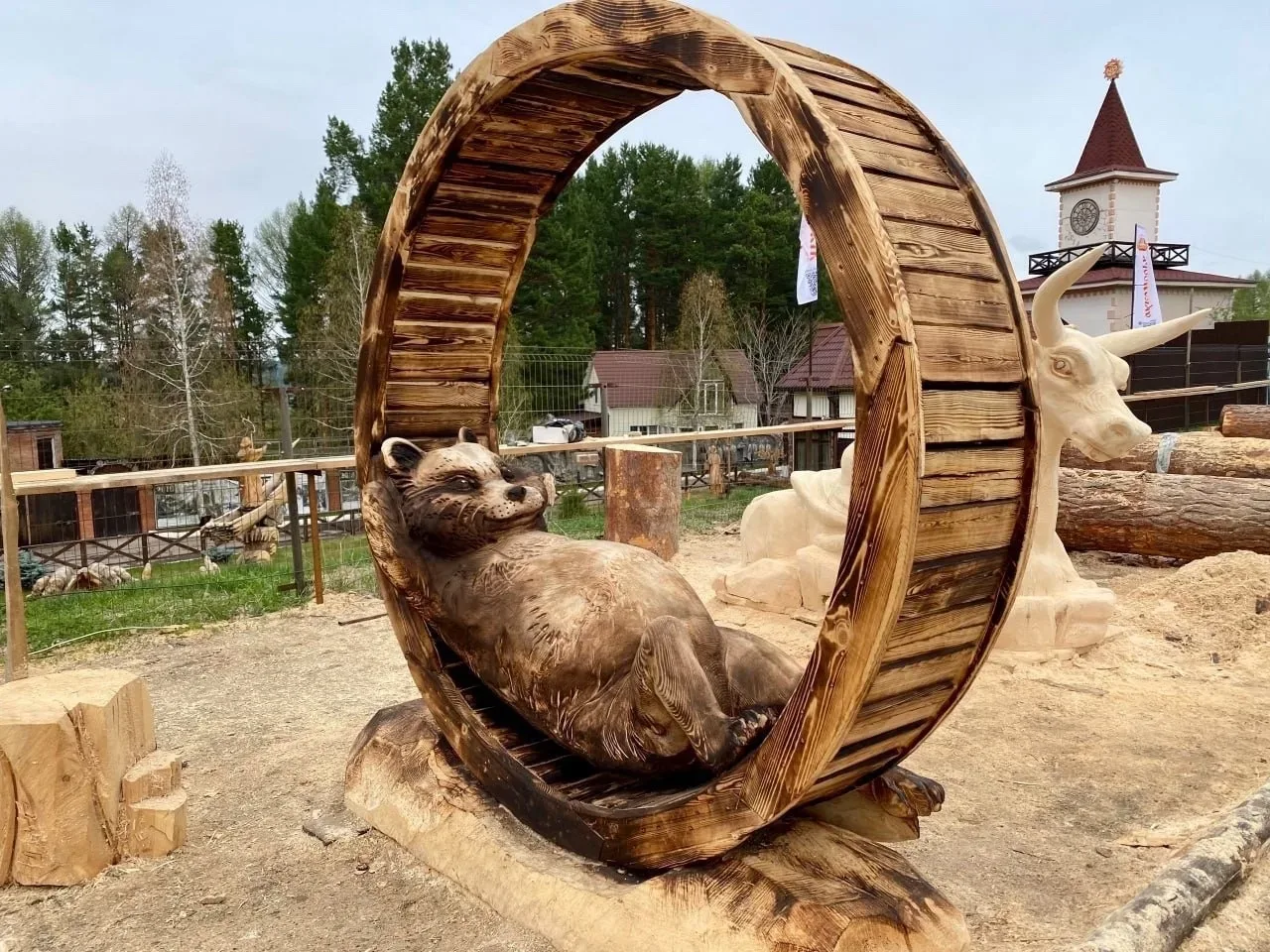 🌳 «Лукоморье» обросло сказкой: в парке новые скульптуры из ангарской сосны.  Мастера из России, Кита