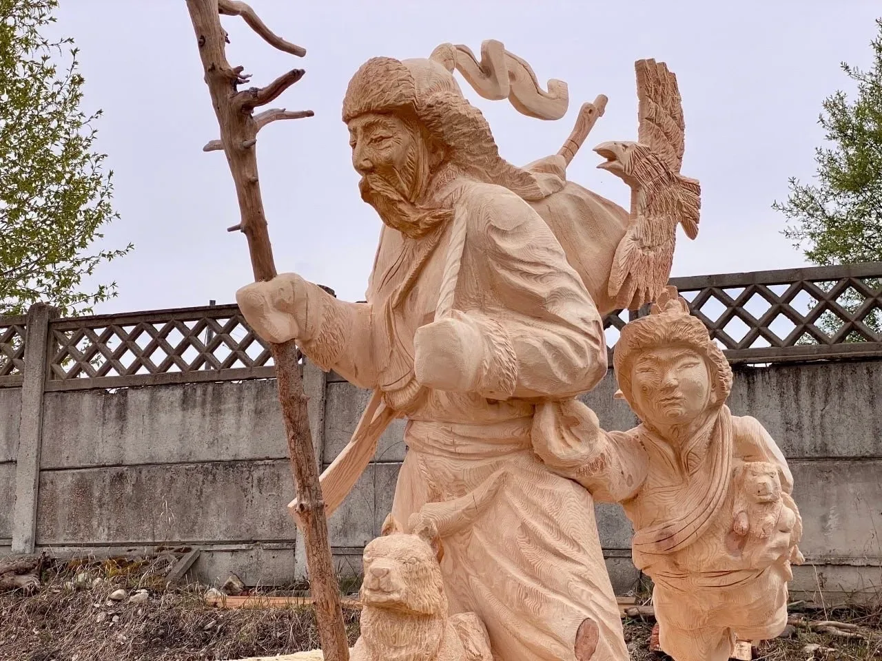 🌳 «Лукоморье» обросло сказкой: в парке новые скульптуры из ангарской сосны.  Мастера из России, Кита