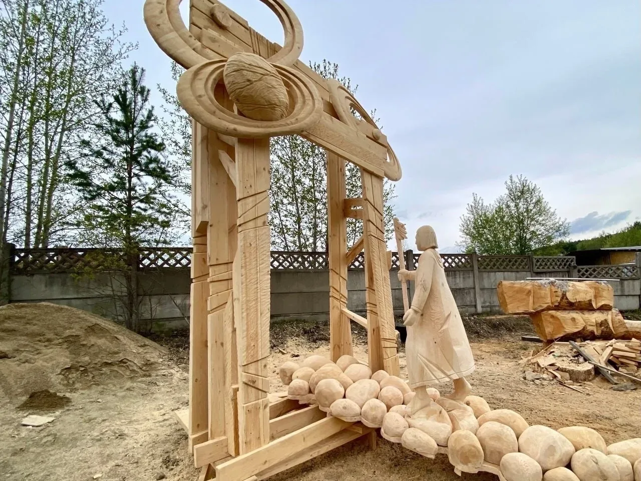 🌳 «Лукоморье» обросло сказкой: в парке новые скульптуры из ангарской сосны.  Мастера из России, Кита