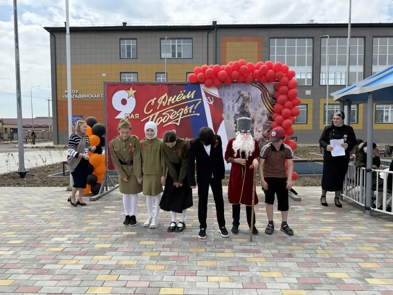 🎭 Учащиеся нашего школьного театра «Вся жизнь — театр» представили зрителям очень трогательную сценк