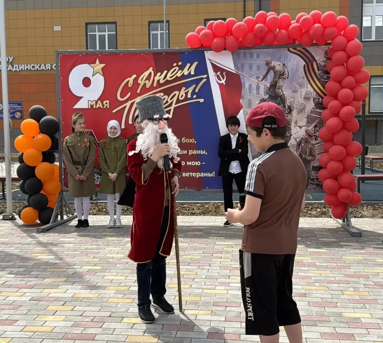 🎭 Учащиеся нашего школьного театра «Вся жизнь — театр» представили зрителям очень трогательную сценк