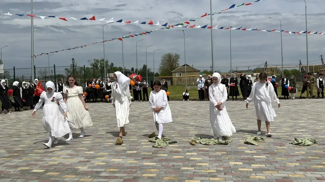 🎭 Учащиеся нашего школьного театра «Вся жизнь — театр» представили зрителям очень трогательную сценк