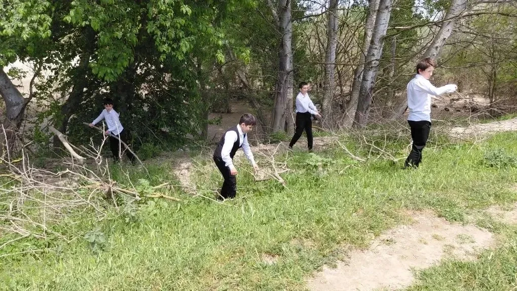 🌿 Дагестан — территория чистоты! 🌿  Сегодня, в рамках акции по благоустройству, учитель труда Магоме