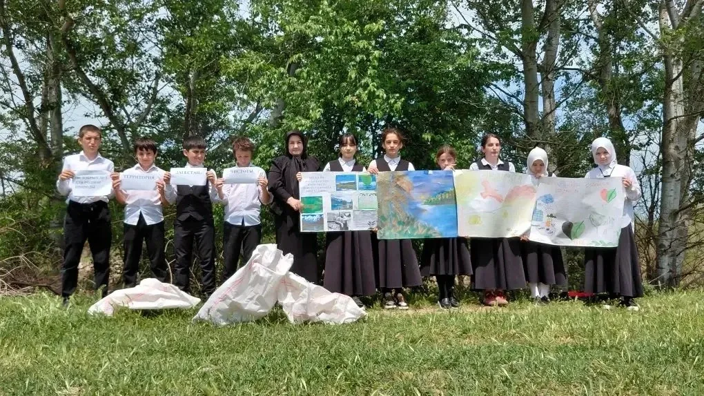 🌿 Дагестан — территория чистоты! 🌿  Сегодня, в рамках акции по благоустройству, учитель труда Магоме