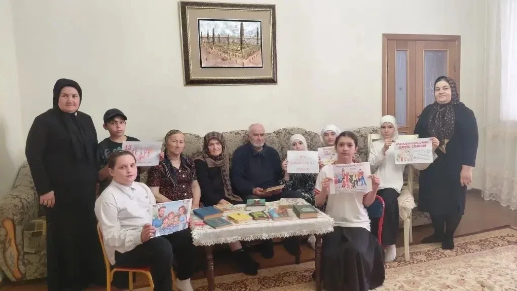 🎉 Сегодня праздник — День семьи!  Учащиеся 4–5 классов и заместитель директора по ВР П. М. Абдусалам