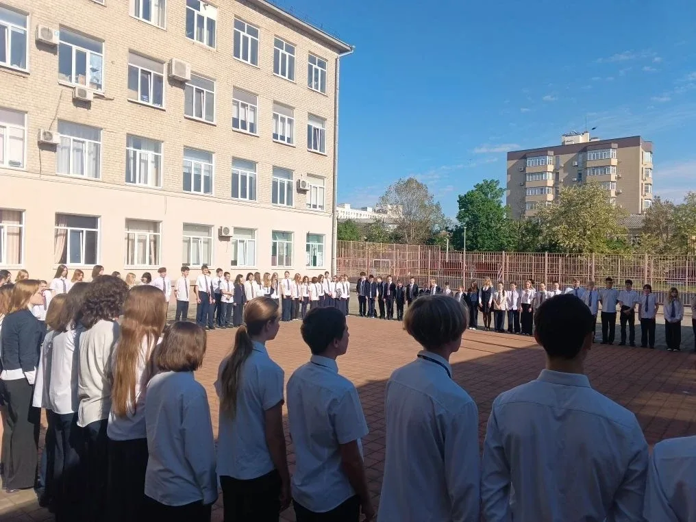 Неделя в МАОУ гимназии №2 традиционно началась с торжественной линейки. Обучающимся 9 -х классов был