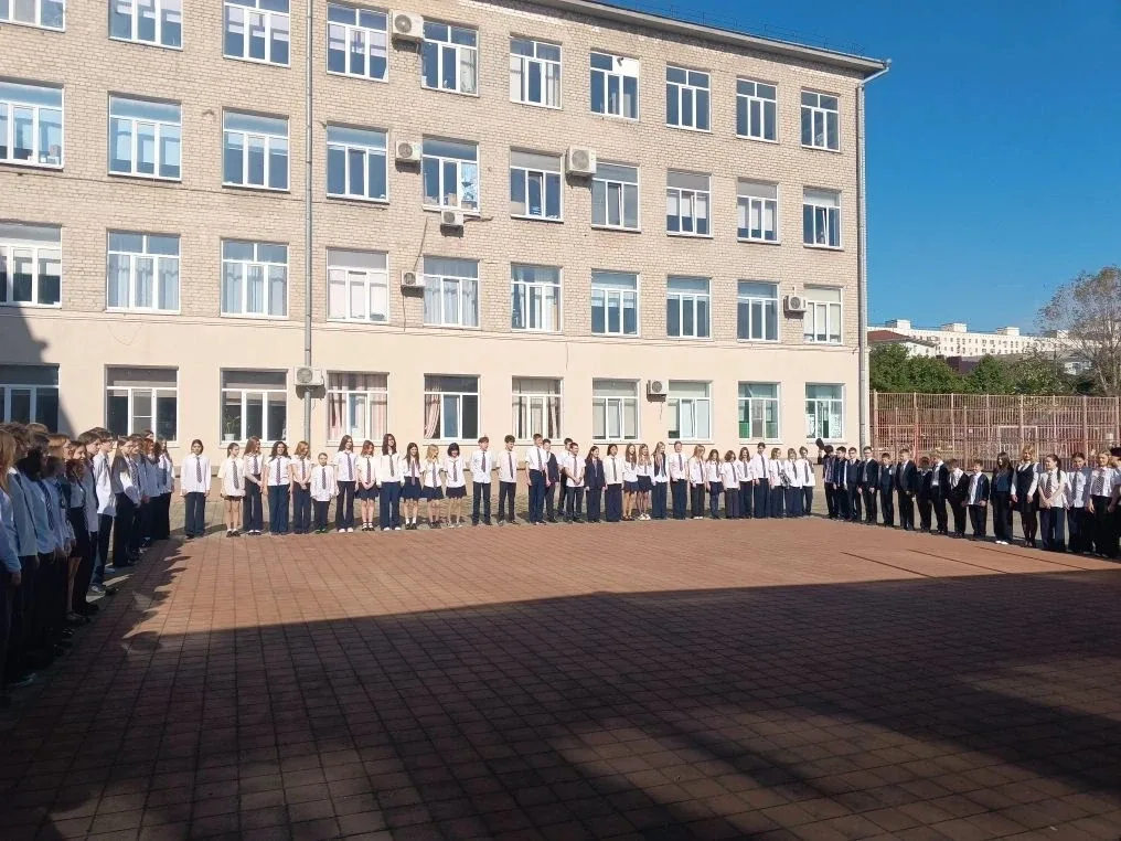 Неделя в МАОУ гимназии №2 традиционно началась с торжественной линейки. Обучающимся 9 -х классов был