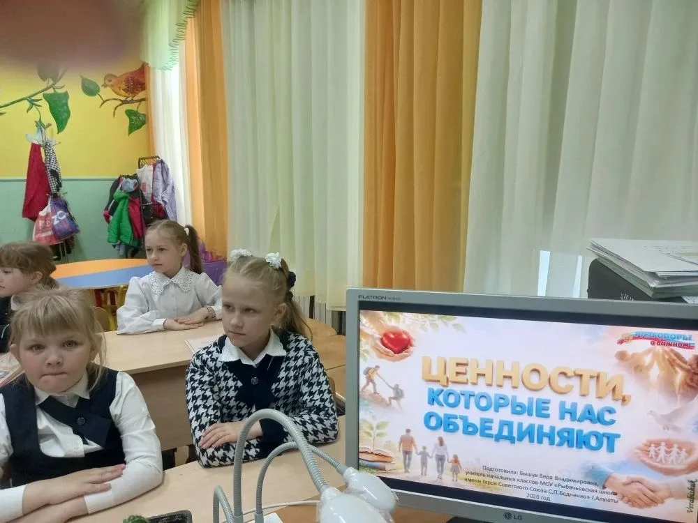Неделя в МАОУ гимназии №2 традиционно началась с торжественной линейки. Обучающимся 9 -х классов был