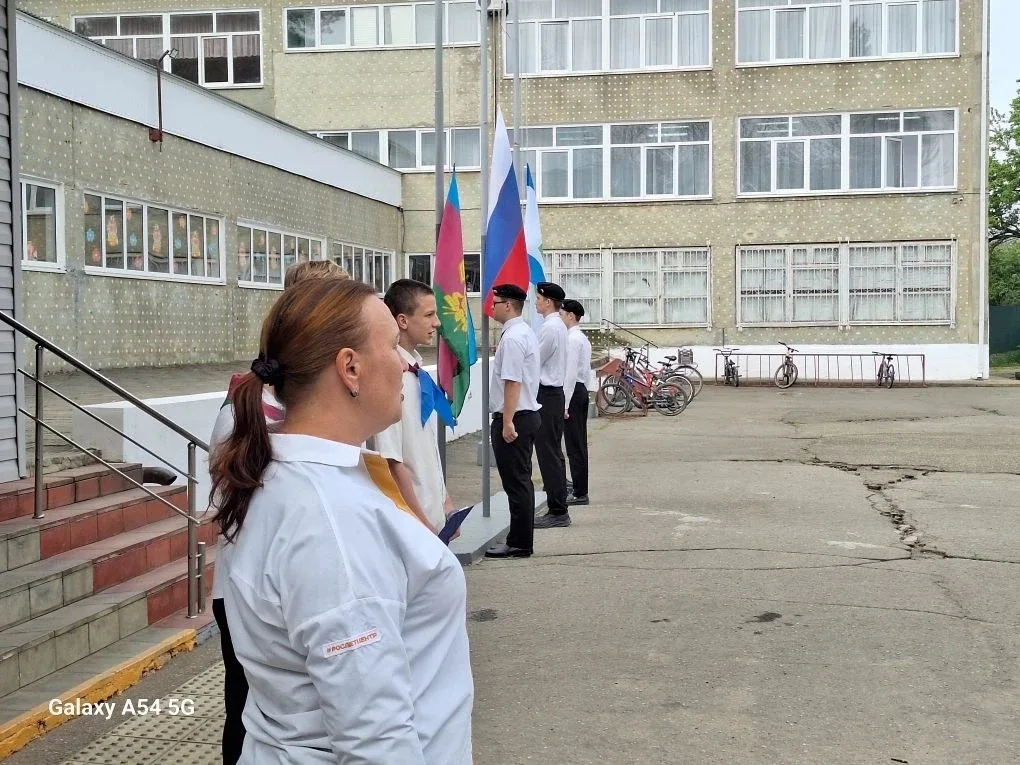🇷🇺 Утро понедельника в нашей школе началось с поднятия флагов  Под звуки государственных гимнов Росс