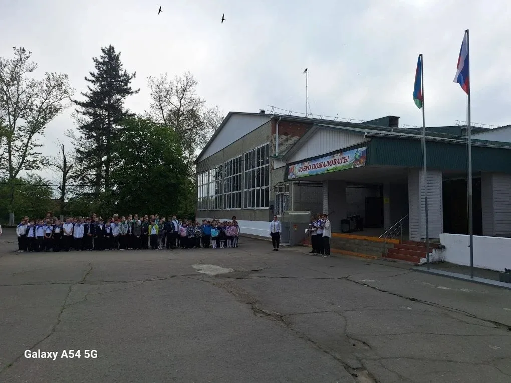 🇷🇺 Утро понедельника в нашей школе началось с поднятия флагов  Под звуки государственных гимнов Росс