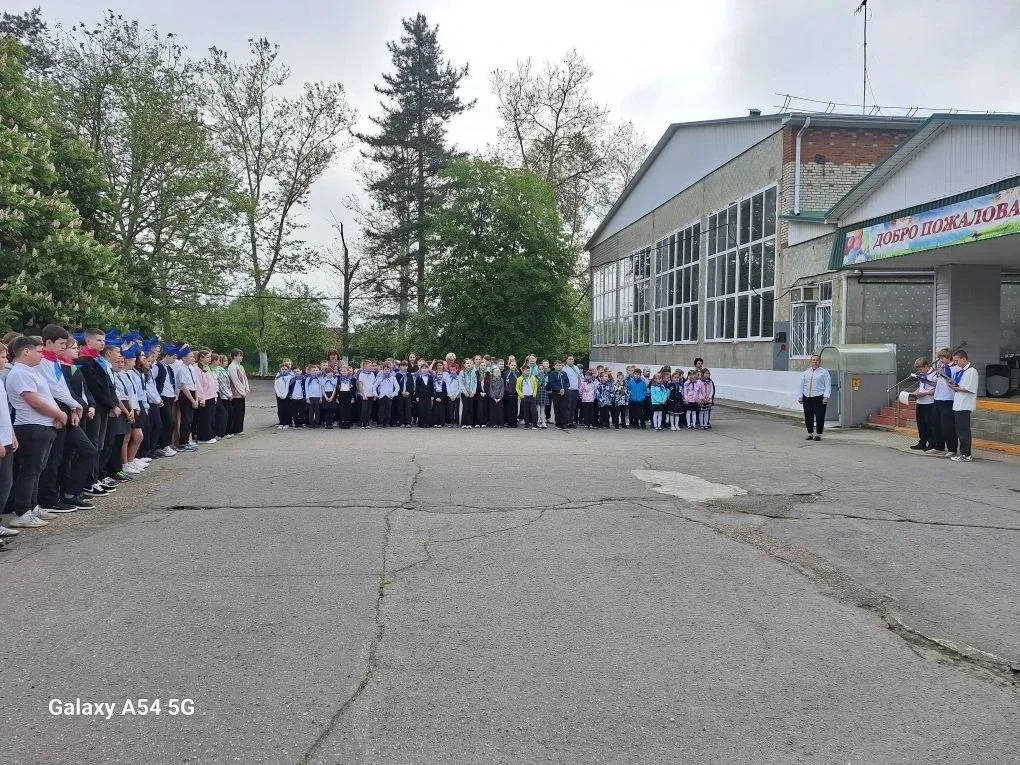 🇷🇺 Утро понедельника в нашей школе началось с поднятия флагов  Под звуки государственных гимнов Росс