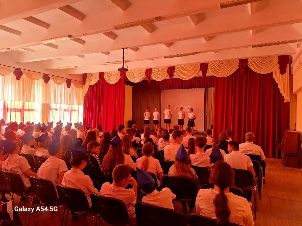 В МБОУ СОШ №49 состоялся урок мужества, посвящённый Дню Победы. Учащиеся и педагоги собрались, чтобы