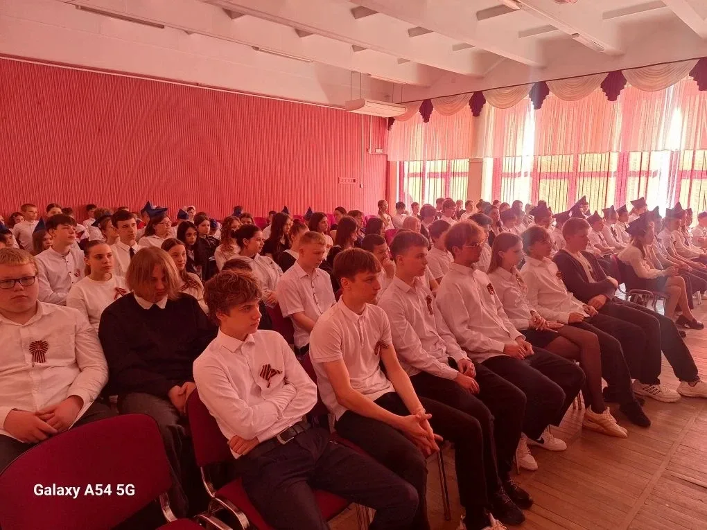 В МБОУ СОШ №49 состоялся урок мужества, посвящённый Дню Победы. Учащиеся и педагоги собрались, чтобы