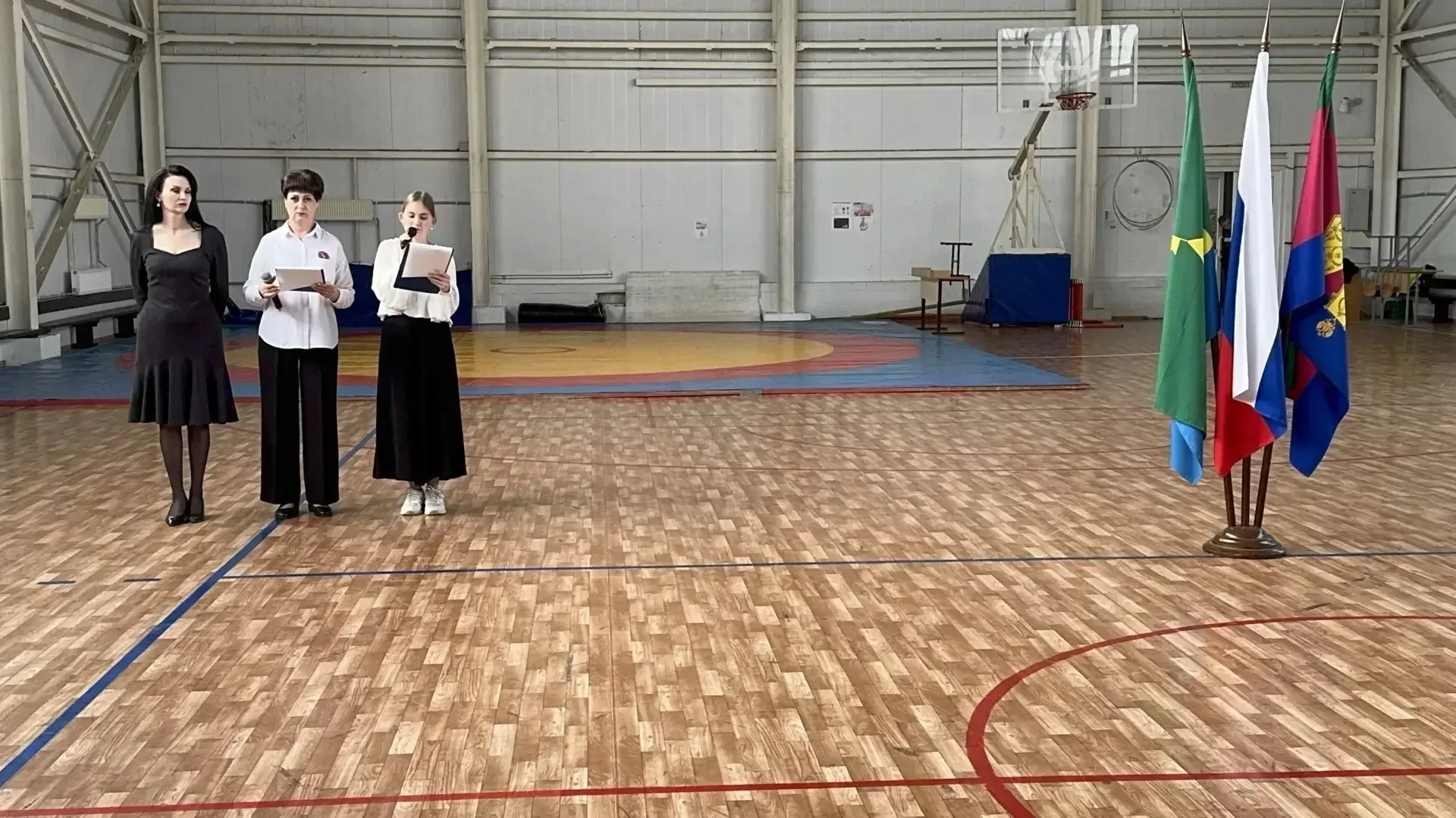 Сегодня, по сложившейся доброй традиции, утро понедельника началось с линейки. Мы исполнили гимны Ро