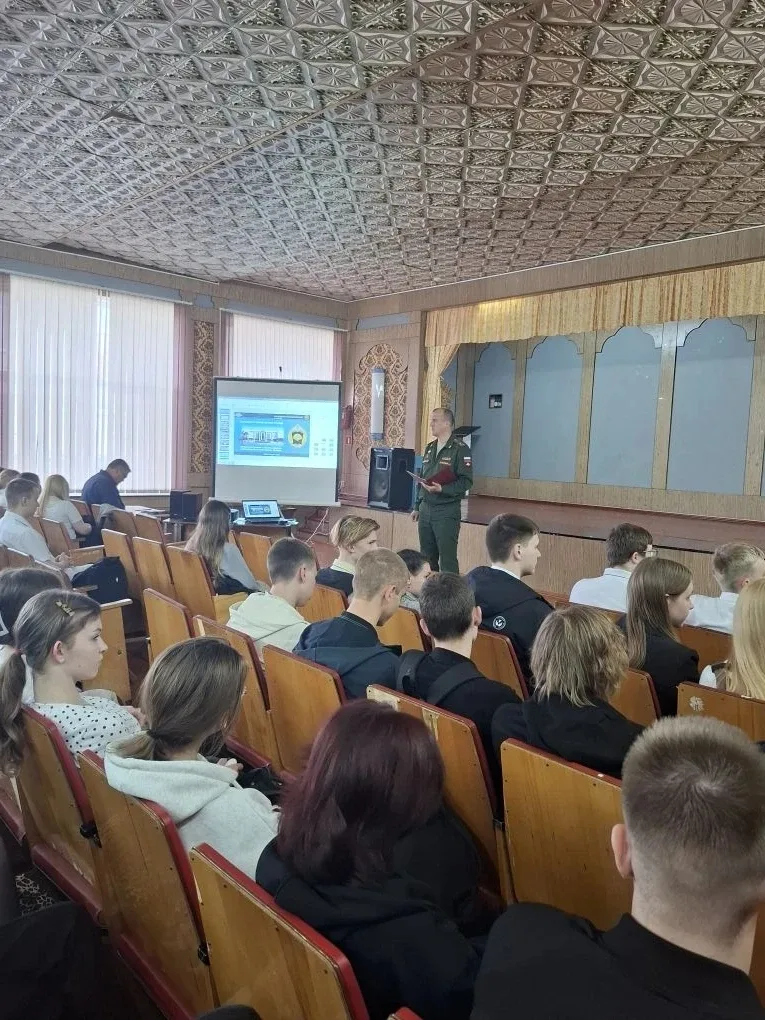 15мая учащиеся 10 классов  стали участниками профориентационной встречи с полковником Петлеванным А.