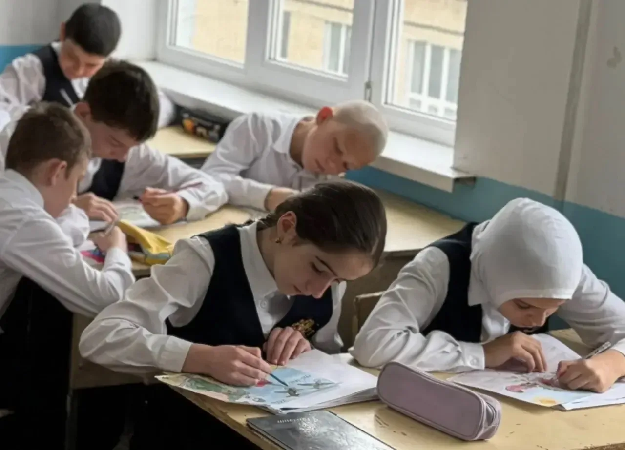 В МКОУ «Комсомольская СОШ» с  большим воодушевлением прошёл конкурс рисунков "Рисуем Победу 2026", п