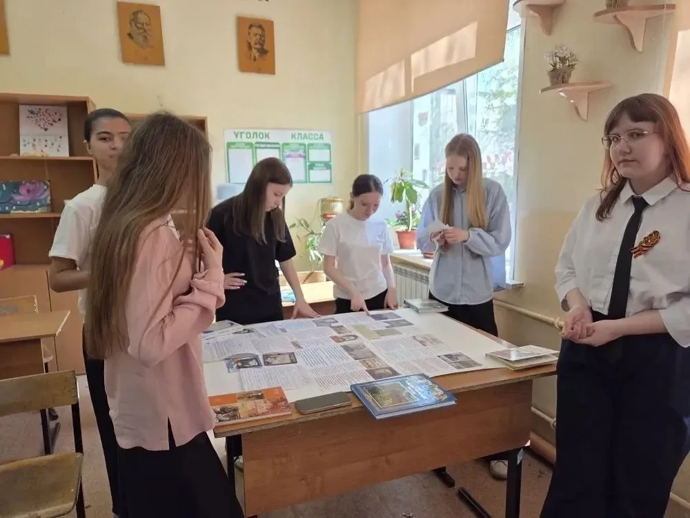 В преддверии великого праздника — Дня Победы — учащиеся 7 «Д»класса вместе со своим классным руковод