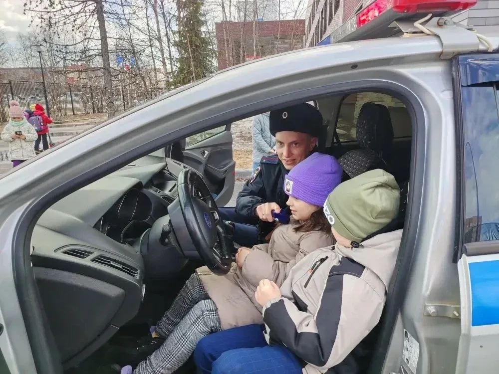 🚔 Безопасное детство: инспектор ГИБДД в гостях у первоклассников  Вчера к самым юным участникам доро