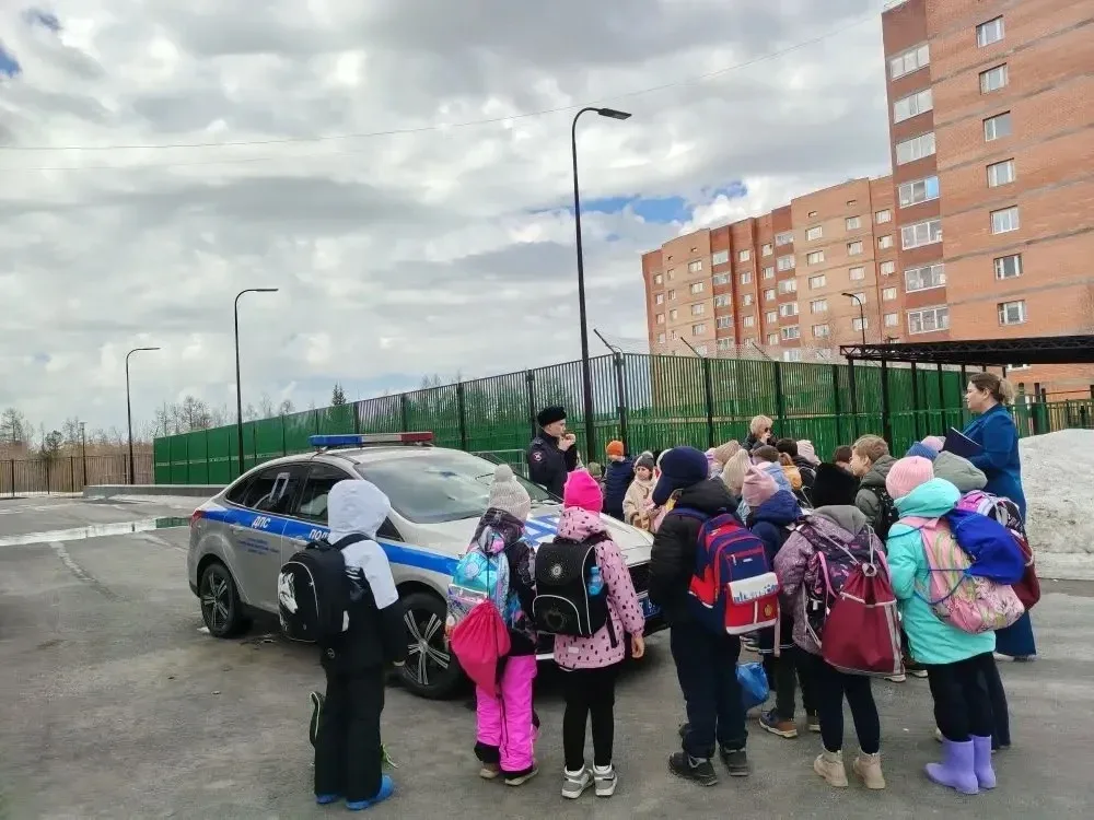 🚔 Безопасное детство: инспектор ГИБДД в гостях у первоклассников  Вчера к самым юным участникам доро