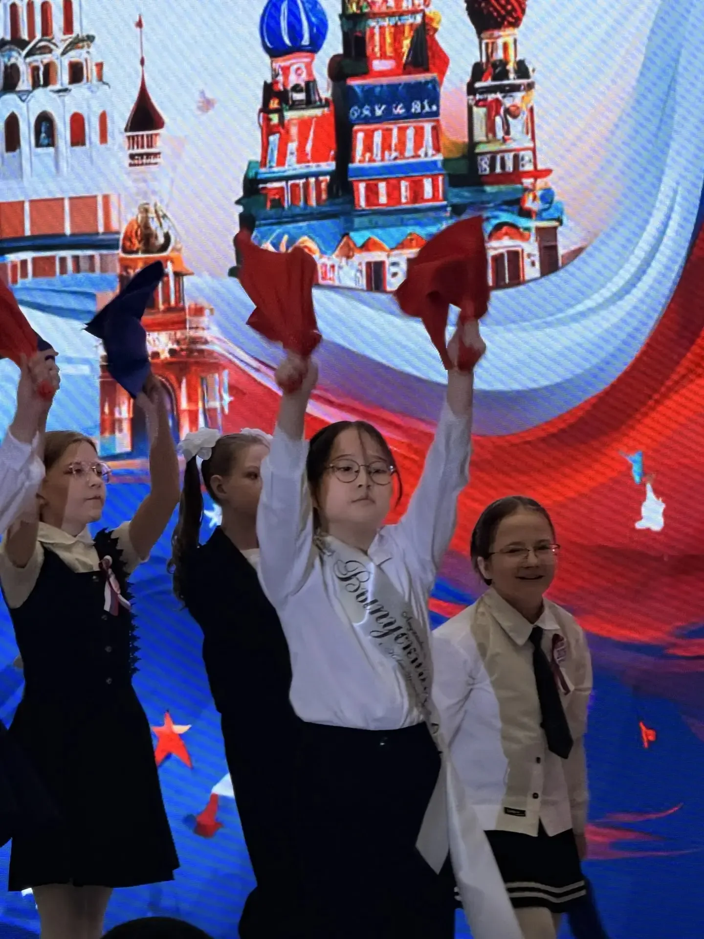 🚀 В добрый путь, «звездные» выпускники! Сегодня у 4-х классов прошел последний звонок в начальной шк