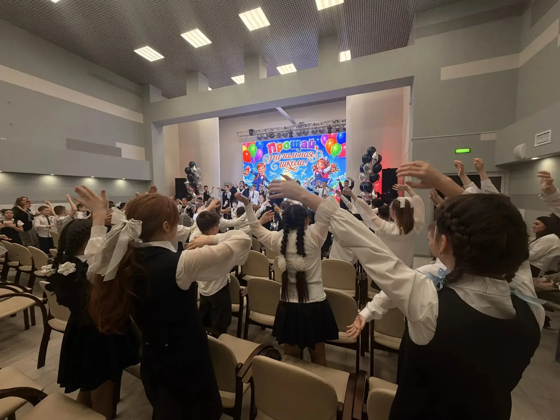 🚀 В добрый путь, «звездные» выпускники! Сегодня у 4-х классов прошел последний звонок в начальной шк