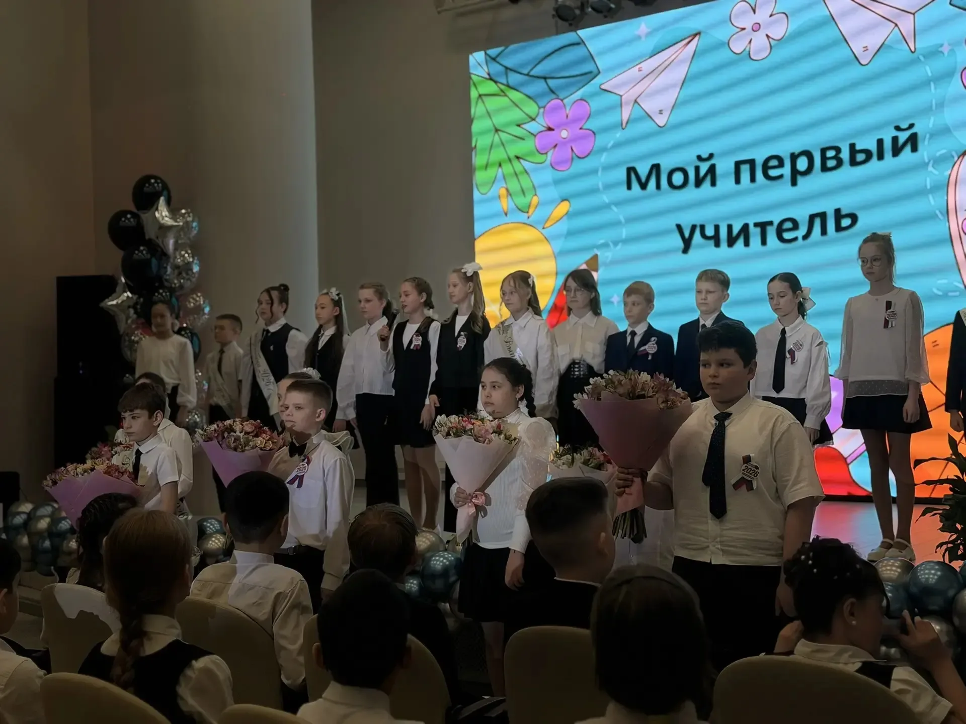 🚀 В добрый путь, «звездные» выпускники! Сегодня у 4-х классов прошел последний звонок в начальной шк
