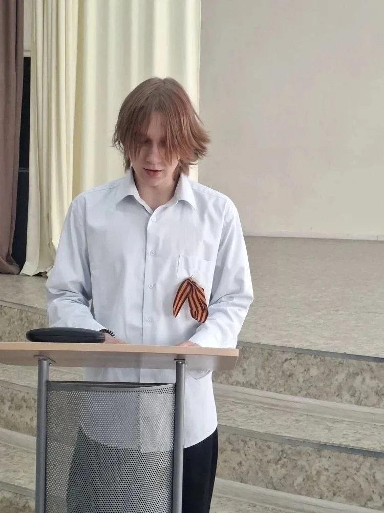 💥В рамках акции «Читаем детям о войне» в актовом зале директор школы Галина Ивановна и девятиклассни