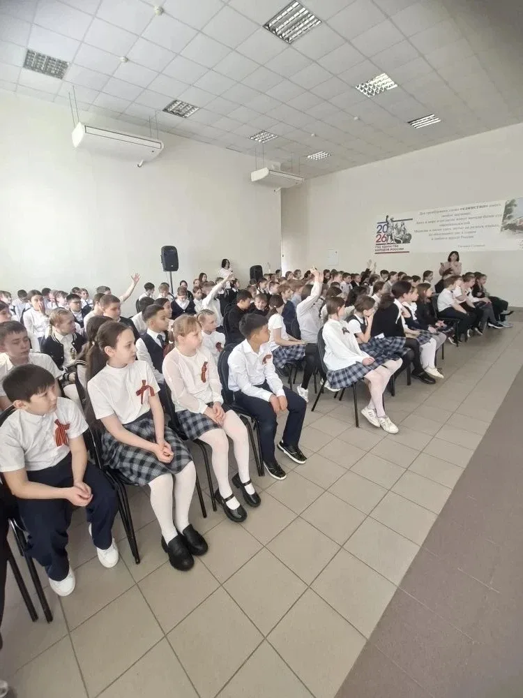 💥В рамках акции «Читаем детям о войне» в актовом зале директор школы Галина Ивановна и девятиклассни
