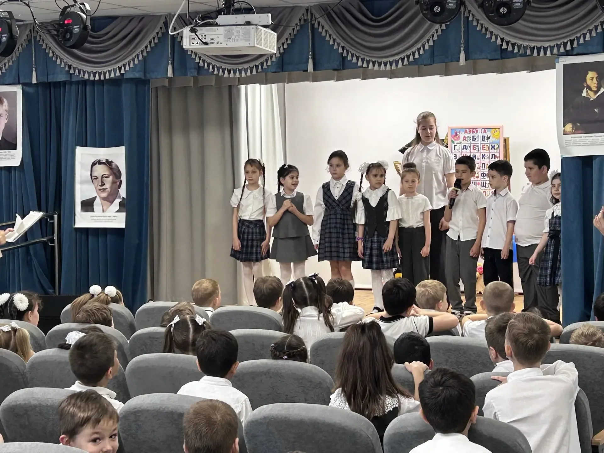 Уважаемые коллеги и учащиеся! 👋  Сегодня в нашей школе прошло праздничное мероприятие «Прощание с аз