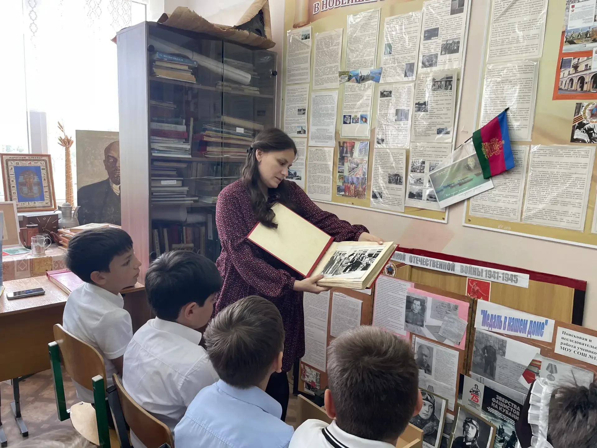 🎉 День музеев в нашей школе: погружение в историю!  Сегодня, 18 мая, в Международный день музеев, в 