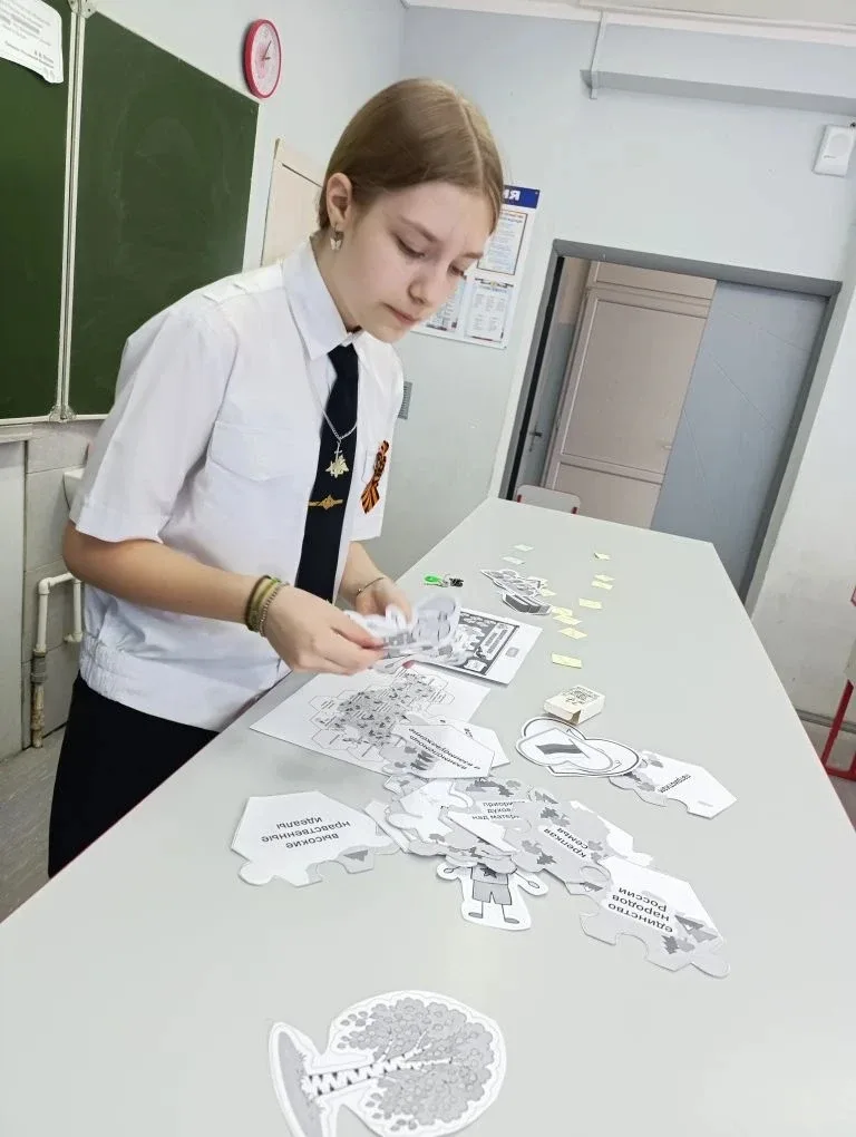 🇷🇺Каждое утро понедельника ученики нашей школы собираются на площадке, чтобы вместе поднять флаги Ро