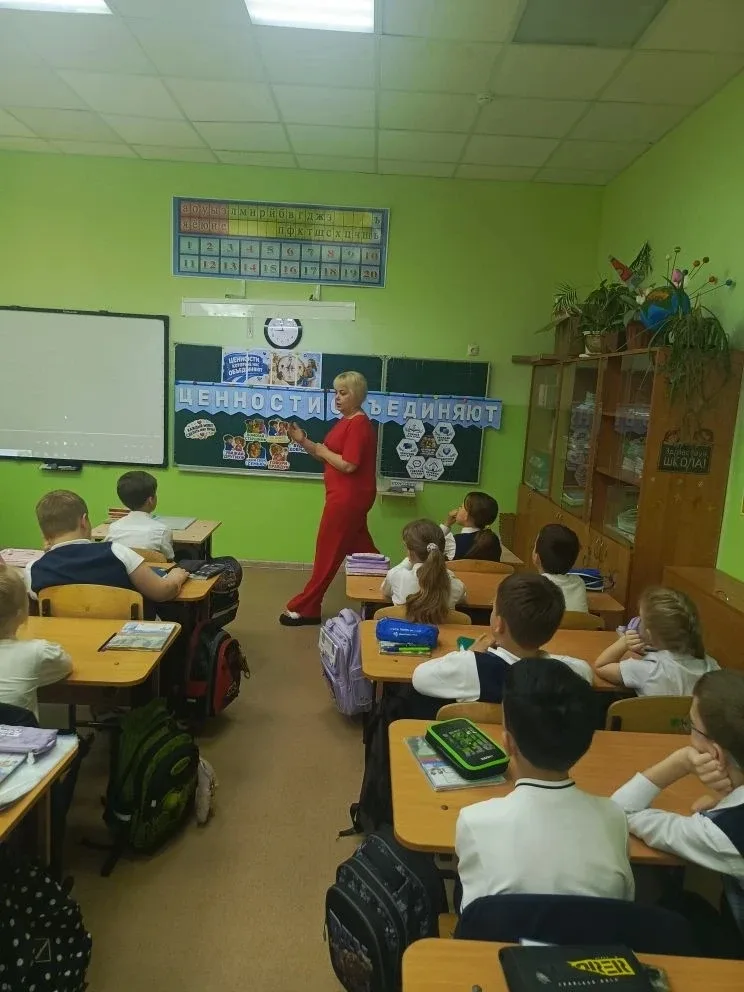 🇷🇺Каждое утро понедельника ученики нашей школы собираются на площадке, чтобы вместе поднять флаги Ро