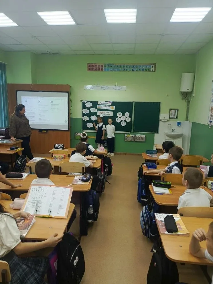 🇷🇺Каждое утро понедельника ученики нашей школы собираются на площадке, чтобы вместе поднять флаги Ро