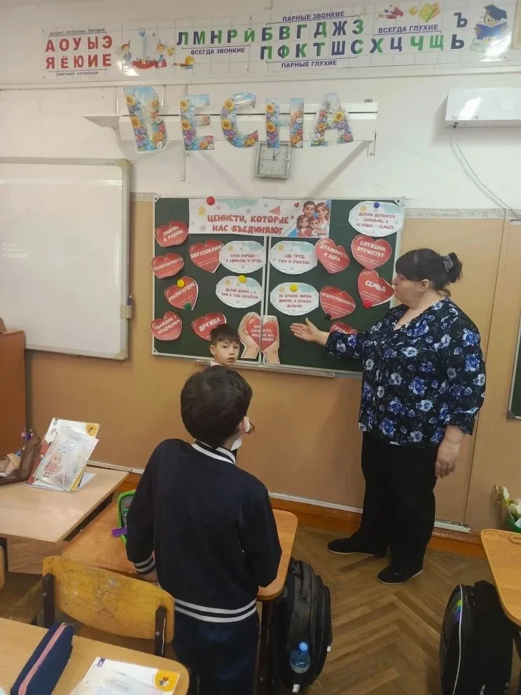 🇷🇺Каждое утро понедельника ученики нашей школы собираются на площадке, чтобы вместе поднять флаги Ро