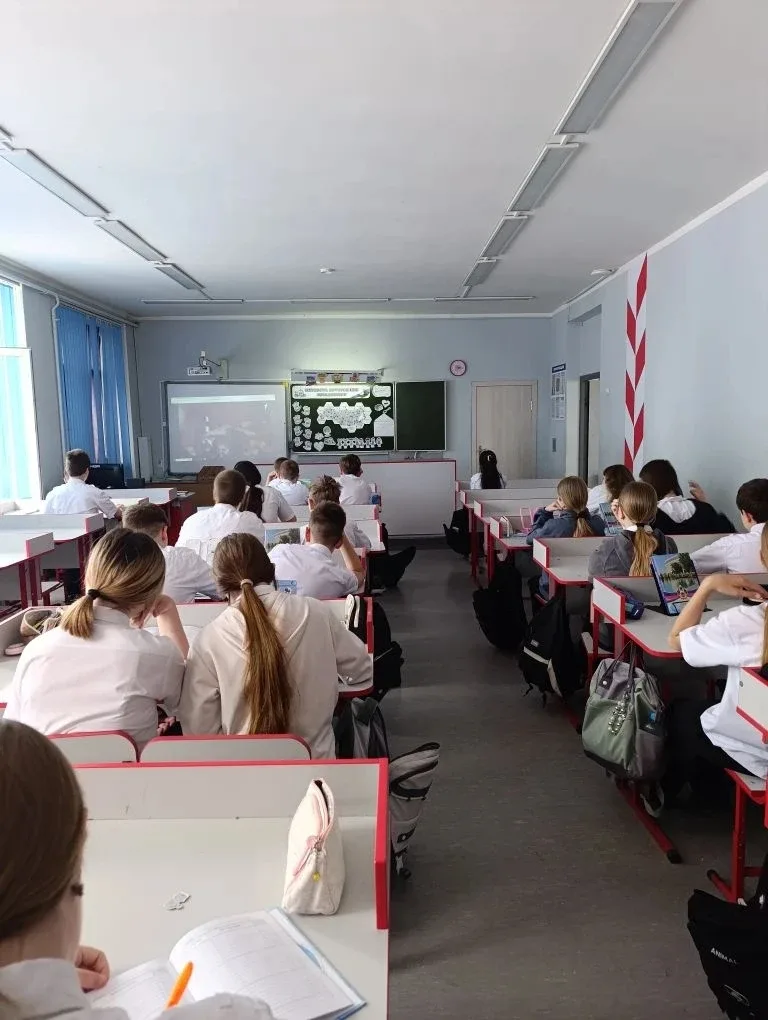 🇷🇺Каждое утро понедельника ученики нашей школы собираются на площадке, чтобы вместе поднять флаги Ро