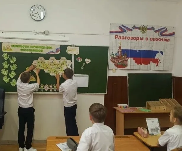 🇷🇺Каждое утро понедельника ученики нашей школы собираются на площадке, чтобы вместе поднять флаги Ро