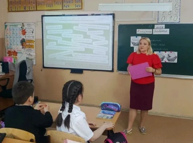 🇷🇺Каждое утро понедельника ученики нашей школы собираются на площадке, чтобы вместе поднять флаги Ро