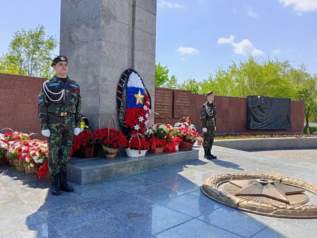 ПОСТ №1 в День Победы. Вахту Памяти несет школа № 32🇷🇺 Самое время посетить Вечный огонь! 🔥