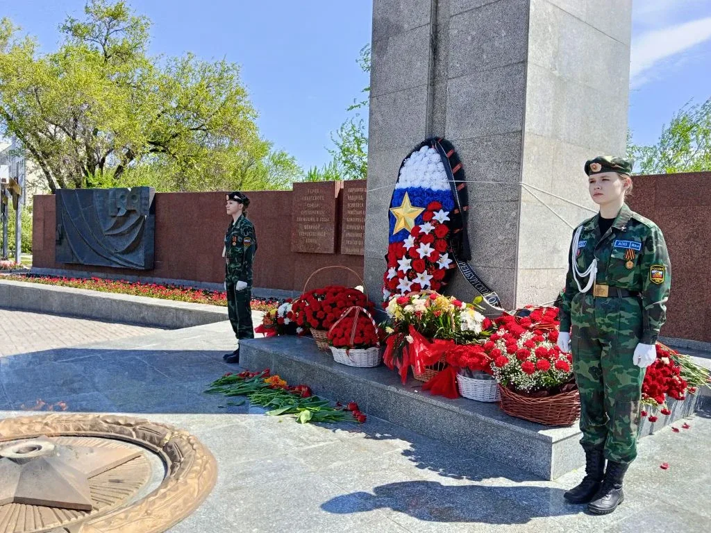 ПОСТ №1 в День Победы. Вахту Памяти несет школа № 32🇷🇺 Самое время посетить Вечный огонь! 🔥