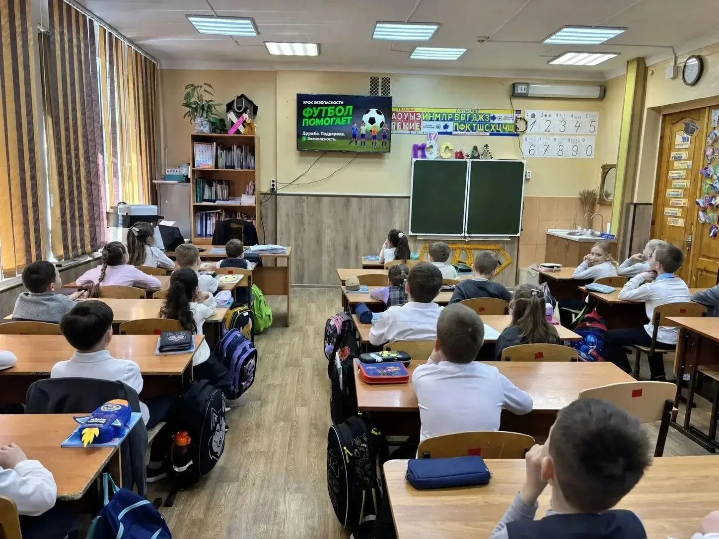 ⚽ Урок безопасности «Футбол помогает» прошёл на ура! Ребята узнали, как футбольные навыки — быстрая 